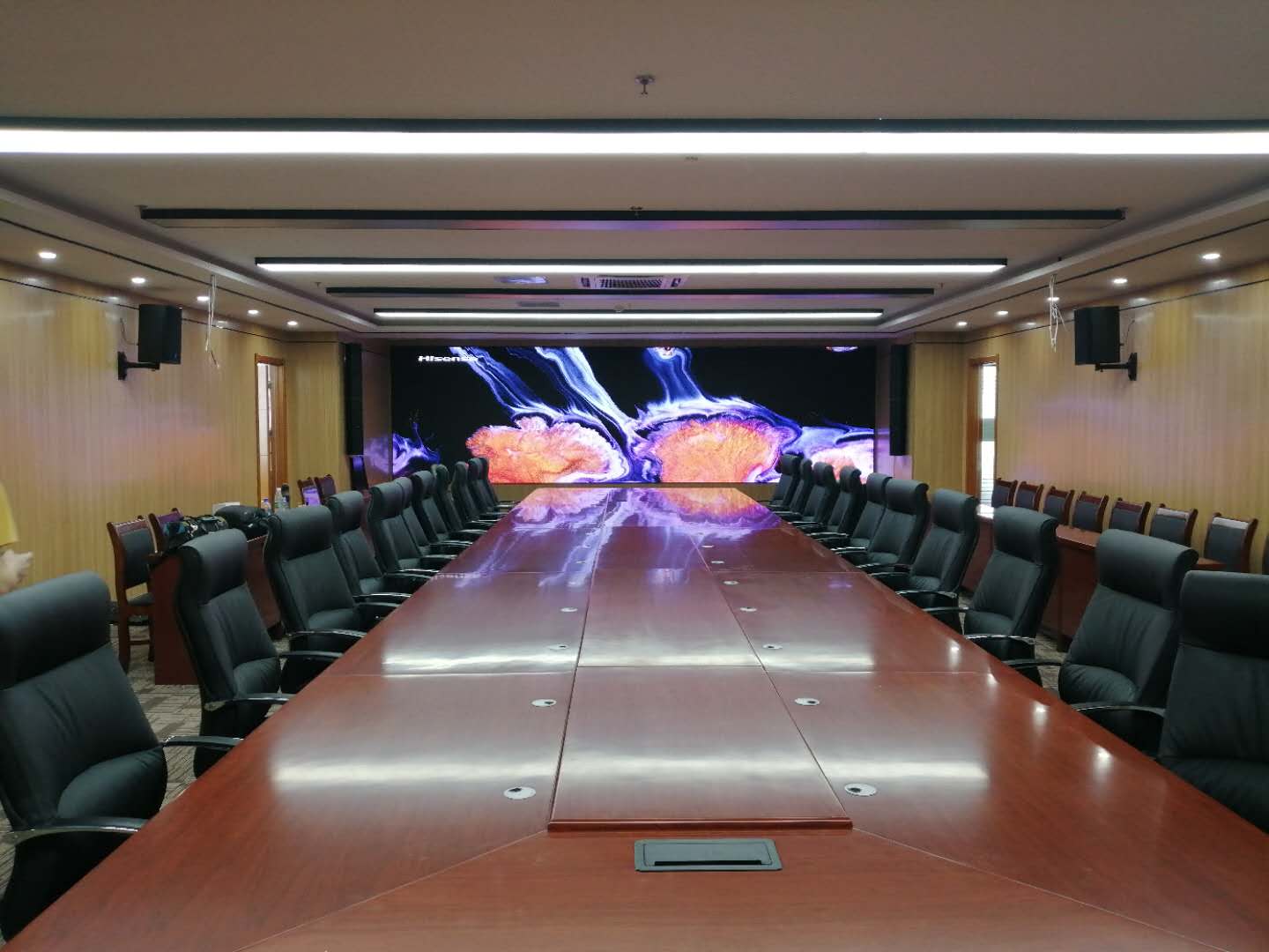 濰坊某事業(yè)單位音、視頻會(huì)議集成項(xiàng)目完工，會(huì)議辦公、音響系統(tǒng)、1.2小間距顯示系統(tǒng)完美融合