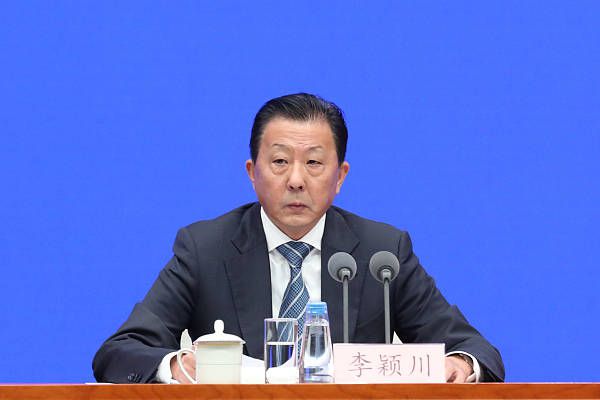 偷窥wc女沟piss小便