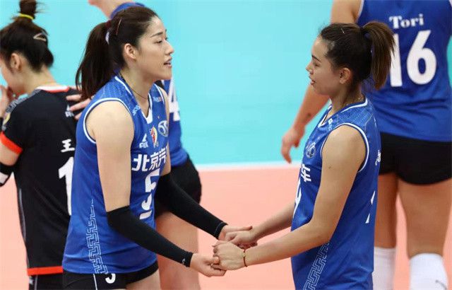 酒吧和女朋友拍照